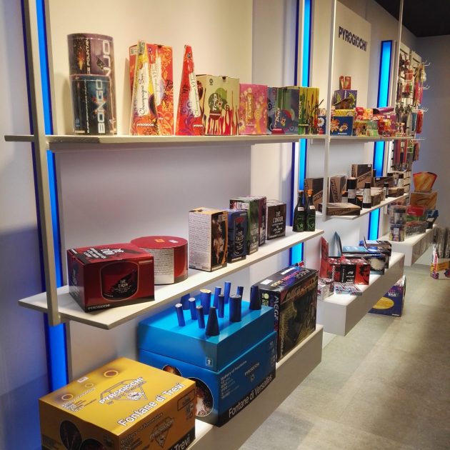 Esposizione di fuochi d'artificio colorati su scaffali in un negozio Pyrogiochi.