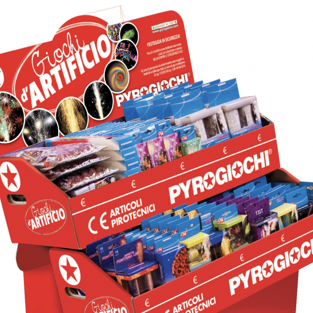 Display di giochi pirotecnici colorati, marchio Pyrogiochi, con scatole blu e rosse in fila ordinata.