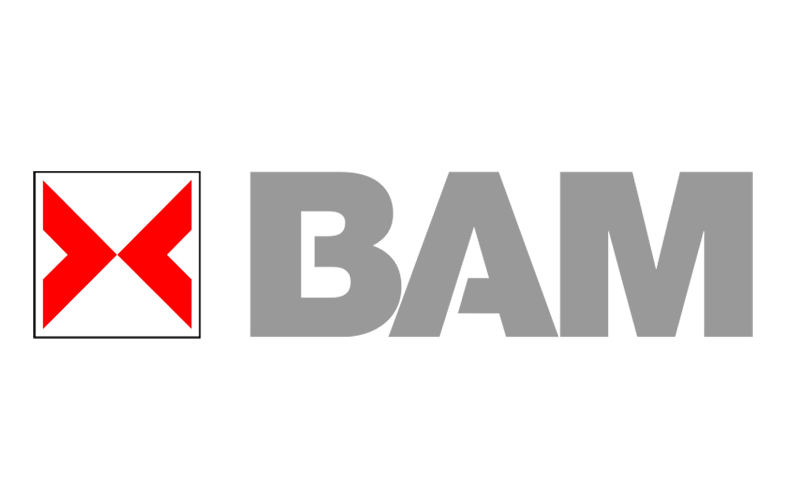 Logo con scritta BAM e simbolo rosso a forma di X, su sfondo bianco.