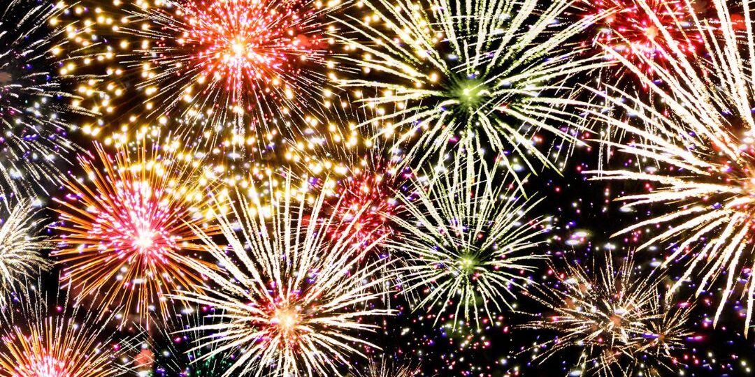 Fuochi d’artificio Pyrogiochi per l’ultimo dell’anno Spettacolari fuochi d'artificio multicolore illuminano il cielo notturno, creando un'atmosfera festosa.