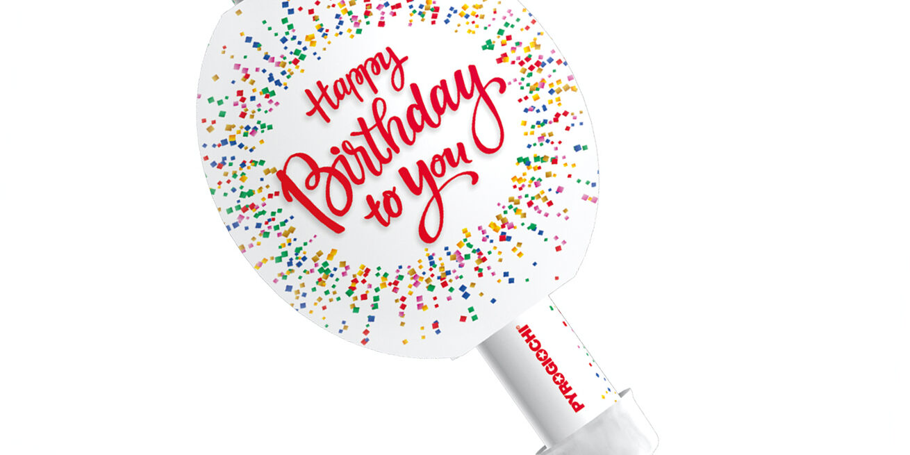 Candela di compleanno con scritta Happy Birthday to you e coriandoli colorati su sfondo bianco.