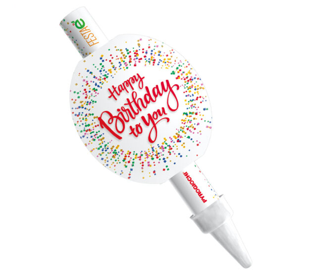 fontana-800×500 Candela di compleanno con scritta Happy Birthday to you e coriandoli colorati su sfondo bianco.