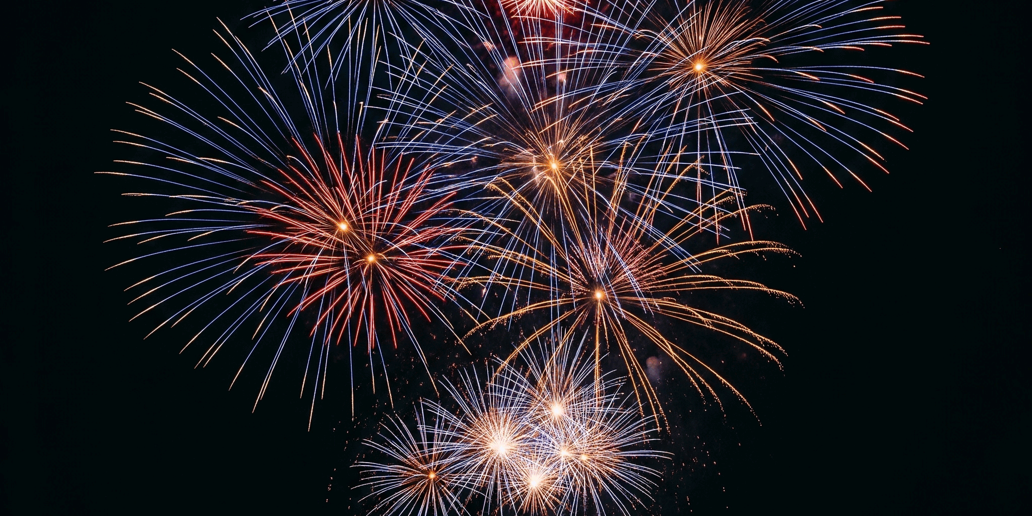 Pyrogiochi Compound Infinito Spettacolari fuochi d'artificio colorati scoppiano nel cielo notturno sopra il logo Pyrogiochi.