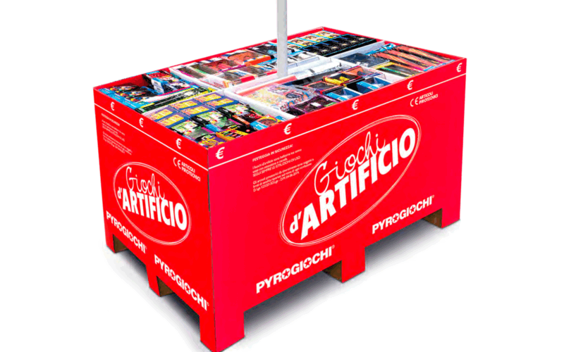 Espositore di giochi pirotecnici colorato con vari articoli, scatole e scritta Giochi d'Artificio in evidenza.
