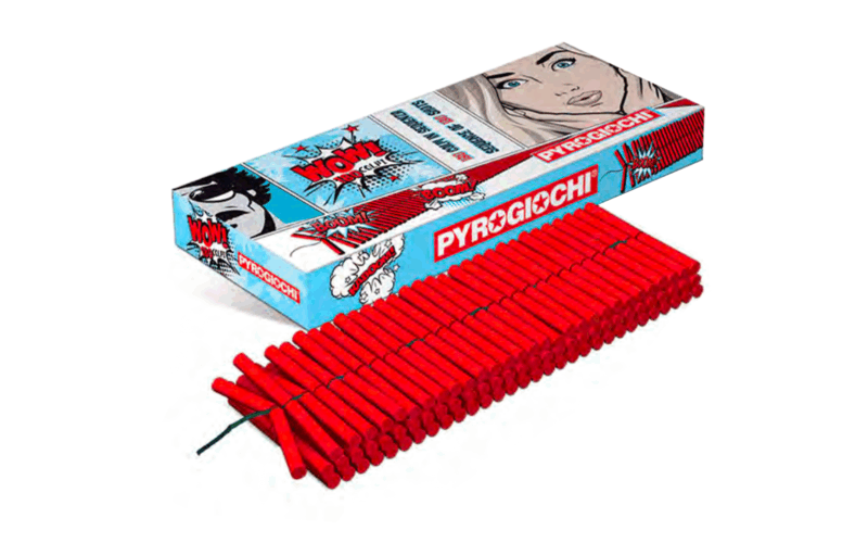 Scatola di petardi Pyrogiochi su sfondo bianco con design fumettistico e petardi rossi disposti di fronte.